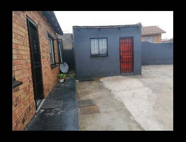 11 BEDROOM HOUSE FOR SALE IN ISIPHETWENI